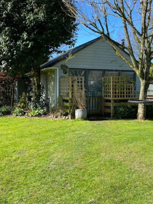 'the Den' Self Contained One Bedroom Annexe. Stockbridge (Hampshire)